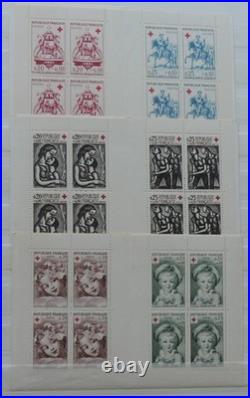 Collection de 60 carnets Croix-Rouge différents de 1960 à environ 2020