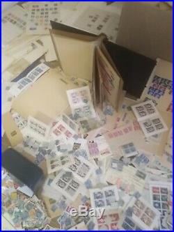 Lot de timbres. 7kg Vracs timbres lavés plus album et feuilles de collection